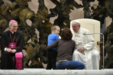 Vaticano: Audiência pública marcada por «catequese» de criança autista que brincou diante do Papa (c/ vídeo)