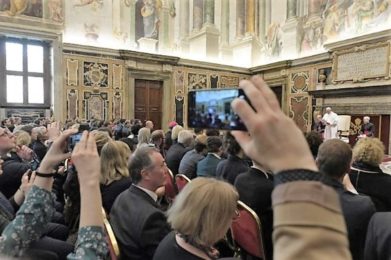 Media: Papa realça a informação que «não faz primeiras páginas» mas «coloca as pessoas no centro»