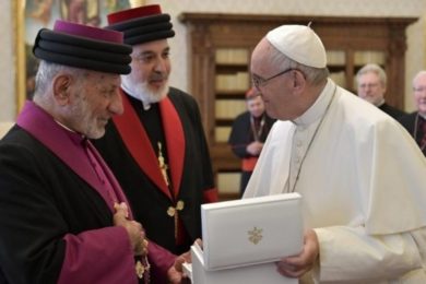 Vaticano: Tema dos cristãos perseguidos dominou encontro do Papa com o patriarca da Igreja Assíria do Oriente