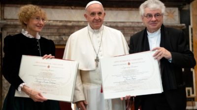 Vaticano: Papa entregou Prémio Ratzinger a téologa e a arquiteto