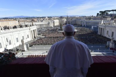 «Urbi et Orbi»: Papa deixa mensagem de «fraternidade» e atenção aos mais frágeis (c/vídeo)