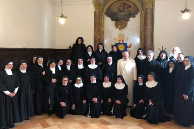 Vaticano: Papa visitou mosteiro de clausura