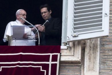 Igreja/Media: Papa inscreve-se em aplicação portuguesa que ajuda a rezar (c/vídeo)