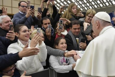 Vaticano: Francisco convida a rezar a Deus «papá», com a confiança de uma criança