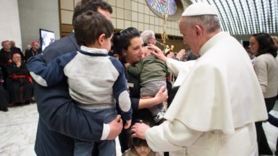 Vaticano: Papa propõe valorização da «unidade e fidelidade» perante crise do Matrimónio
