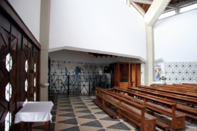 Património: Igreja da Sagrada Família, no Bairro da Tabaqueira, classificada como monumento de interesse público
