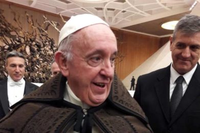 Vaticano: Papa recebeu capa de honras mirandesa