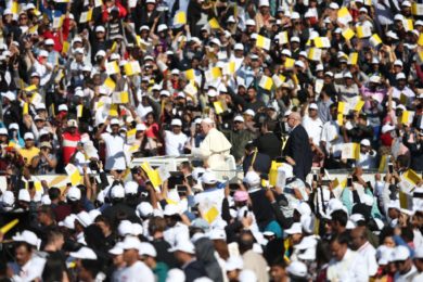 Emirados: Francisco deixa mensagem de alegria na primeira Missa presidida por um Papa na península arábica