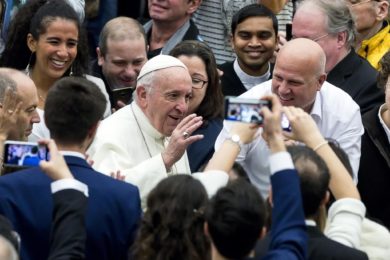 Vaticano: Oração cristã é comunitária e recorda «todos os pobres do mundo», diz o Papa