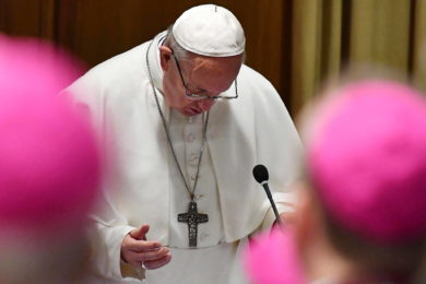 Vaticano: Papa condena bispo de arquidiocese norte-americana por abusos sexuais