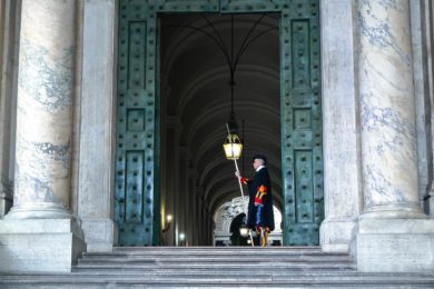 Vaticano: Justiça apreendeu documentos e equipamentos informáticos, em investigação sobre investimentos imobiliários