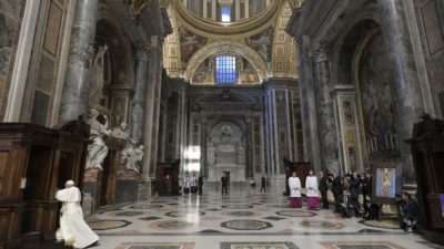 Vaticano: Pessoa está «antes dos erros, das normas, dos juízos», diz Francisco em celebração penitencial /c/vídeo)