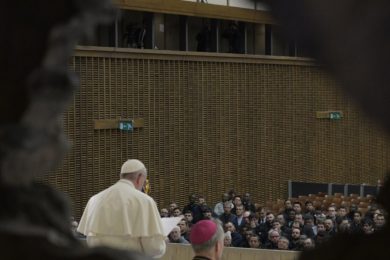 Vaticano: Papa sai em defesa do segredo da Confissão