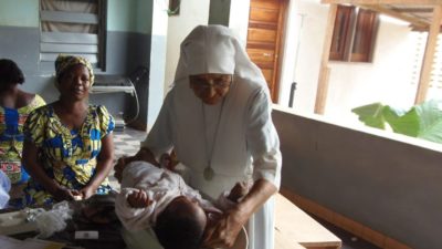 Vaticano: Papa distingue religiosa que ajudou a nascer mais de 3 mil bebés na República Democrática do Congo (c/vídeo)