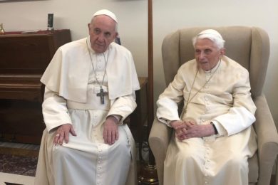 Vaticano: Francisco visitou Bento XVI pelo seu 92.º aniversário