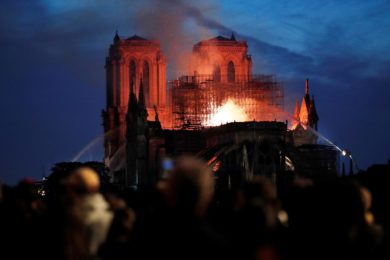 Paris: Incêndio de grandes proporções atinge Catedral de Notre-Dame