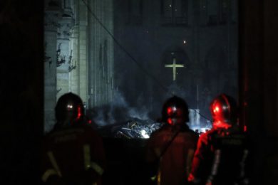 Igreja: Conferência Episcopal Portuguesa manifesta «profunda tristeza» pelo incêndio na Catedral de Notre-Dame