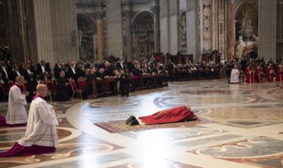 Sexta-Feira Santa: Papa presidiu à celebração da Paixão que teve presente todos os «descartados» da sociedade
