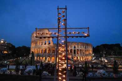 Semana Santa: Via-Sacra com o Papa no Coliseu de Roma colocou vítimas do tráfico humano no centro das atenções