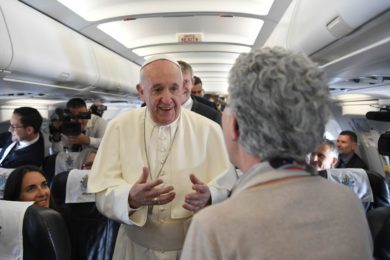 Vaticano: Francisco saudou jornalista portuguesa Aura Miguel, na sua 100ª viagem no avião papal