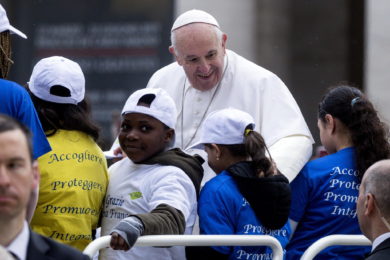 Vaticano: Papa deu «boleia» a oito crianças vindas da Líbia