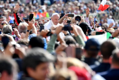 Vaticano: Papa desafia católicos a rezar por todos e em todas as situações
