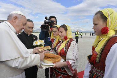 Macedónia do Norte: Papa encerra viagem com apelo à solidariedade dos católicos com quem mais precisa, como Madre Teresa (c/vídeo)