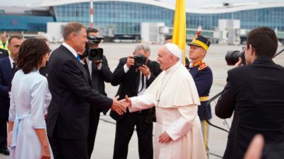 Roménia: Papa inicia viagem marcada por gestos ecuménicos