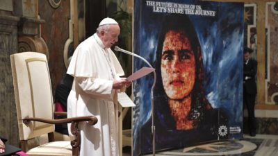 Vaticano: Papa questiona quem transforma caridade em «negócio»