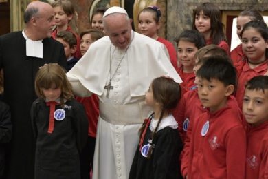 Vaticano: Papa defende direito dos mais pobres à Educação