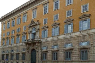 Vaticano: Antigo colaborador da Cúria Romana é absolvido de acusações de assédio