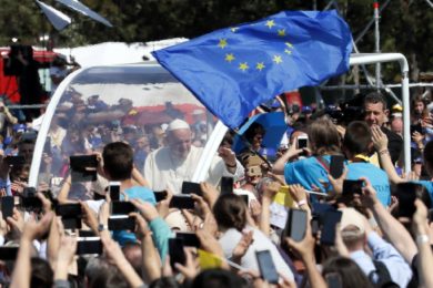 Roménia: Papa despede-se do país com pedido de «perdão» às comunidades ciganas