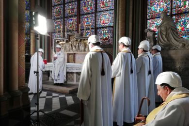França: Emoção marca primeira Missa após incêndio em Notre-Dame (c/vídeo)