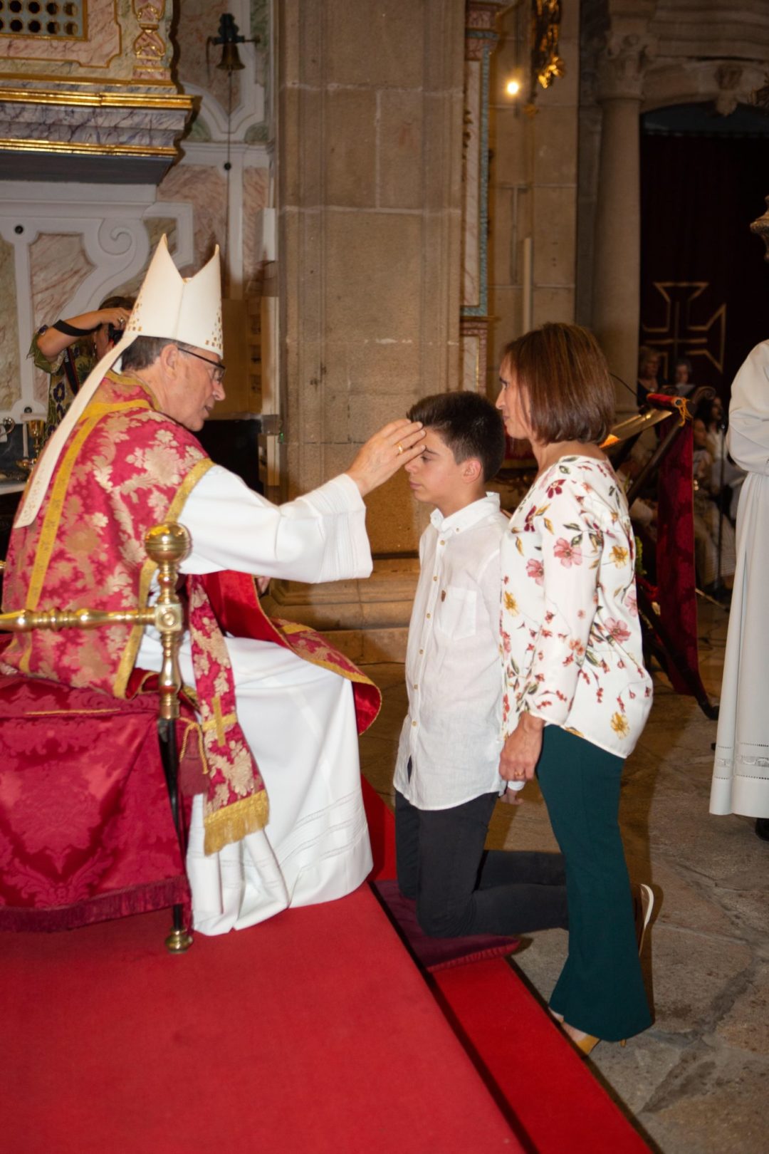 PortalegreCastelo Branco Bispo crismou centenas de jovens e adultos