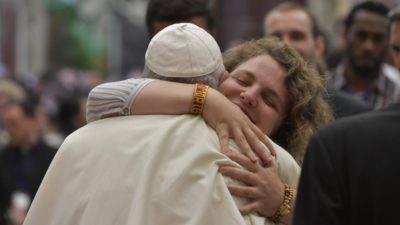 Vaticano: Portuguesa Catarina Duarte deu um abraço «bem apertado» ao Papa Francisco