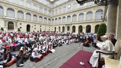 Vaticano: Papa recebeu 400 crianças italianas tocadas pela tragédia