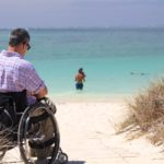Pessoas com deficiência: Irmãs Hospitaleiras promovem atividade pela inclusão na praia