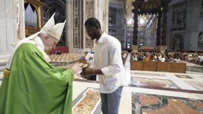 Igreja/Sociedade: Papa convida a construir o «futuro» com «migrantes e refugiados»