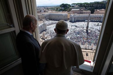 Vaticano: Papa abençoa terços para vítimas da guerra na Síria