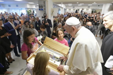 Itália: Papa faz visita surpresa a centro de ajuda a pessoas necessitadas