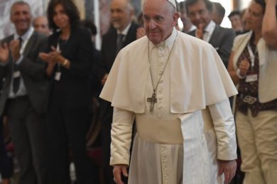 Vaticano: Papa critica legalização da eutanásia e pede «oncologia da misericórdia»