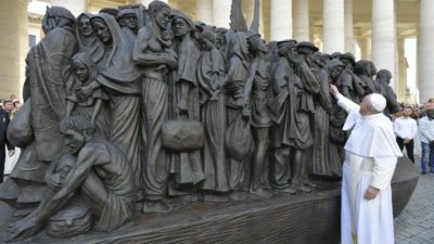 Vaticano: Papa inaugura escultura que retrata migrantes de todos os tempos