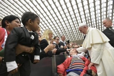 Vaticano: Papa questiona sociedade sem espaço para quem sofre