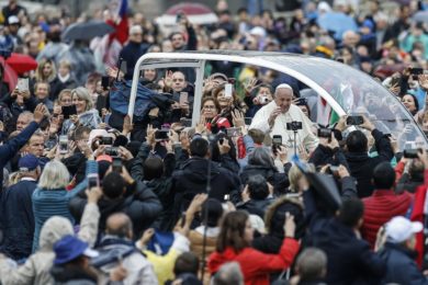 Vaticano: Papa apresenta itinerário de Quaresma, para passar do telemóvel à Bíblia e ao encontro dos pobres
