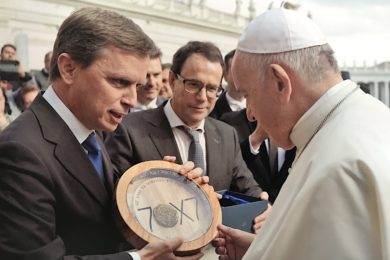 Vaticano: Papa recebeu peça evocativa do 40.º aniversário do programa «70X7»