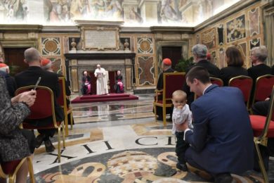 Vaticano: Papa quer leigos «adultos» para assumir «missões na sociedade, na cultura, na política»