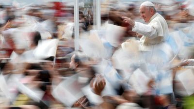 Japão: Papa preside a primeira Missa com comunidade católica, evocando sofrimentos da guerra e da perseguição religiosa