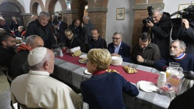 Vaticano: Papa surpreendeu pobres na Praça de São Pedro (c/vídeo e fotos)