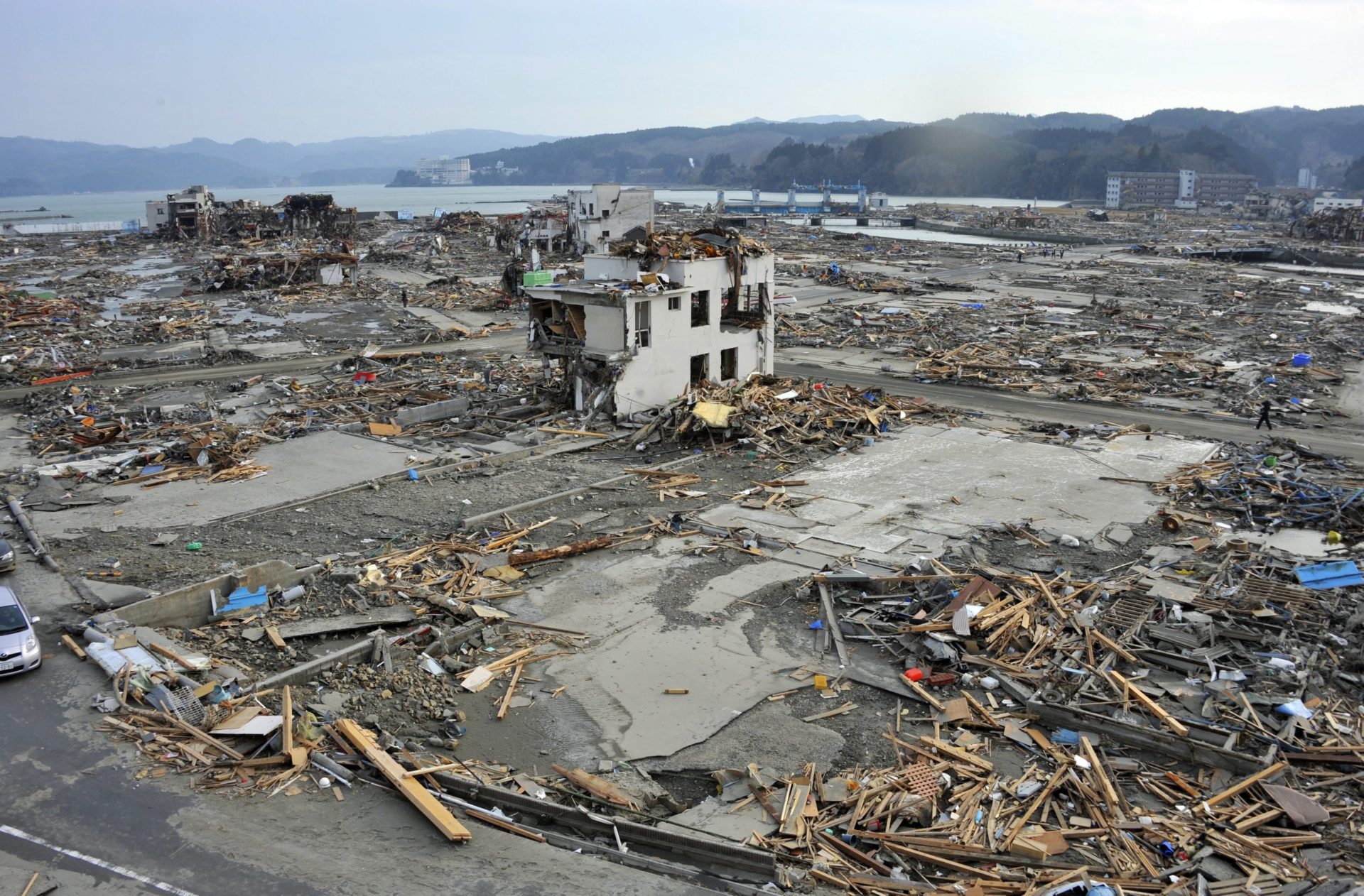 Город после взрыва. АЭС Фукусима-1 ЦУНАМИ. Японии на АЭС «Фукусима-1». Фукусима 1 авария. Землетрясение в Японии 2011 Фукусима.