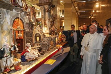 Natal: Papa faz visita surpresa a exposição com mais de 100 presépios (c/fotos)